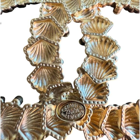 Chanel Brushed Gold Seashell CC Iridescent Crystal Brooch Autumn 2023 (CCXX008) - Picture 6 of 6